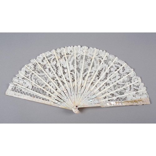 148 - A Mixed Brussels lace fan, early 20th century, the monture of pink mother of pearl, gilded, the leaf... 