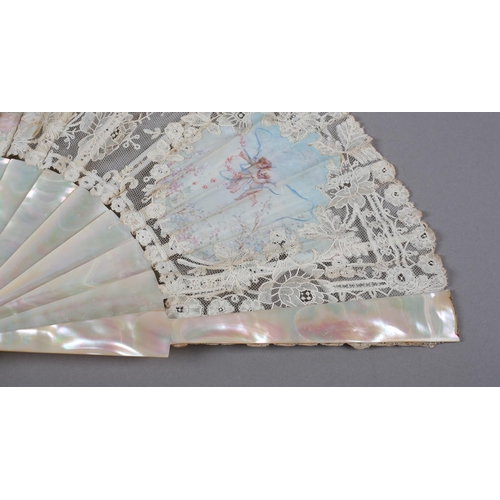 149B - A pretty Brussels Mixed Lace fan, the leaf mounted à l’anglaise on mother of pearl, burgau, includin... 