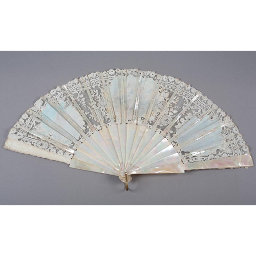 149B - A pretty Brussels Mixed Lace fan, the leaf mounted à l’anglaise on mother of pearl, burgau, includin... 