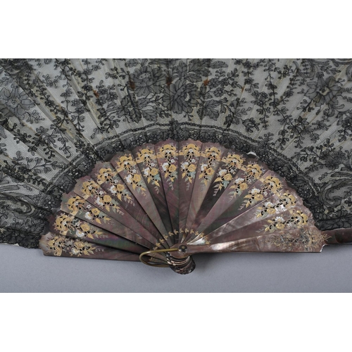 150 - A large dusky Tahiti pearl fan, 1890’s, the monture shaped, pierced and gilded, the gorge particular... 