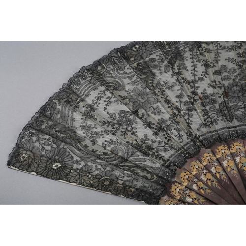 150 - A large dusky Tahiti pearl fan, 1890’s, the monture shaped, pierced and gilded, the gorge particular... 