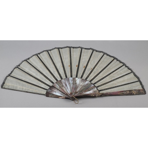 150 - A large dusky Tahiti pearl fan, 1890’s, the monture shaped, pierced and gilded, the gorge particular... 