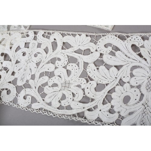 203 - Antique lace: 4 items of Milanese tapelace, 18th and 19th century