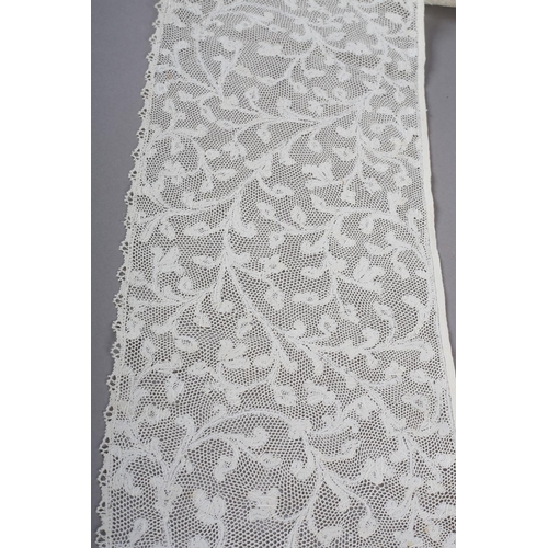 203 - Antique lace: 4 items of Milanese tapelace, 18th and 19th century