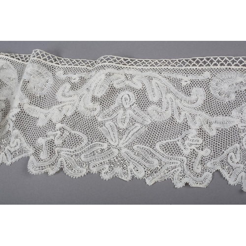 203 - Antique lace: 4 items of Milanese tapelace, 18th and 19th century