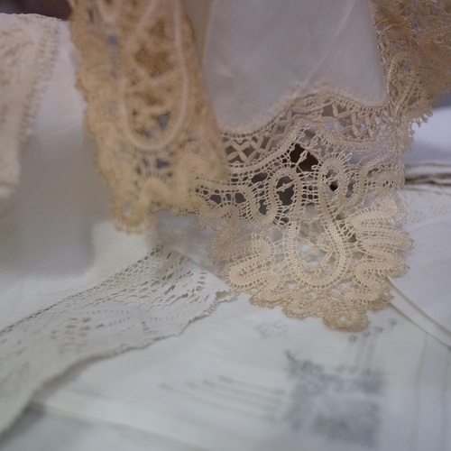 241 - Antique lace: a selection of handkerchiefs, mainly handmade lace, to include Bedfordshire Maltese, t... 