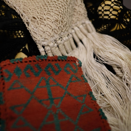 302 - 19th century bags and purses, a selection, handworked in tapelace, crochet, macramé, weaving and bea... 