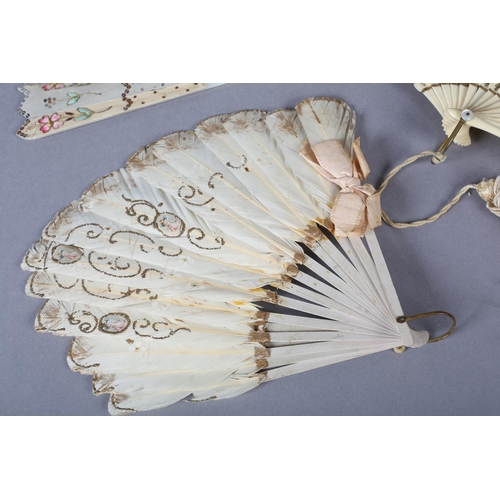 127 - A small and dainty early 20th century fan, the monture of white mother of pearl, shaped tips to the ... 