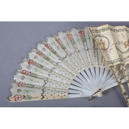 127 - A small and dainty early 20th century fan, the monture of white mother of pearl, shaped tips to the ... 