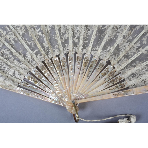 146 - A good large Brussels Point de Gaze lace fan, c 1890, the monture of shiny pink mother of pearl, gil... 