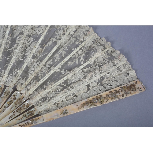 146 - A good large Brussels Point de Gaze lace fan, c 1890, the monture of shiny pink mother of pearl, gil... 