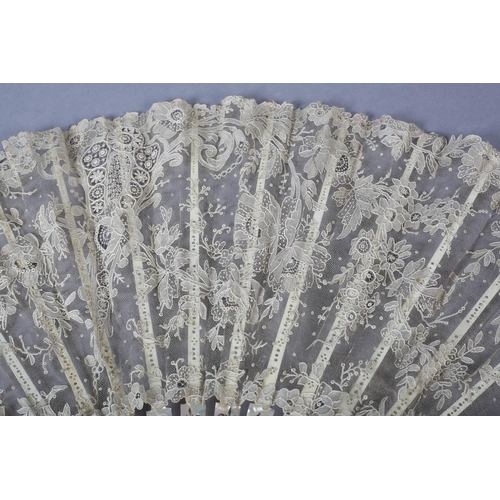 146 - A good large Brussels Point de Gaze lace fan, c 1890, the monture of shiny pink mother of pearl, gil... 