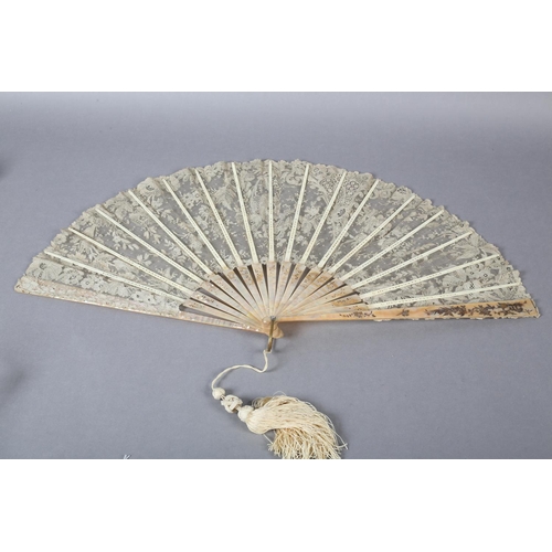 146 - A good large Brussels Point de Gaze lace fan, c 1890, the monture of shiny pink mother of pearl, gil... 