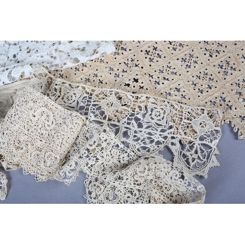 246 - Antique Lace: A selection of needle and bobbin lace, 17th to 19th century, mainly borders, to includ... 