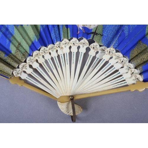 34 - A dainty early 20th century fan, the monture a combination of shaped bone gorge sticks and beige cel... 