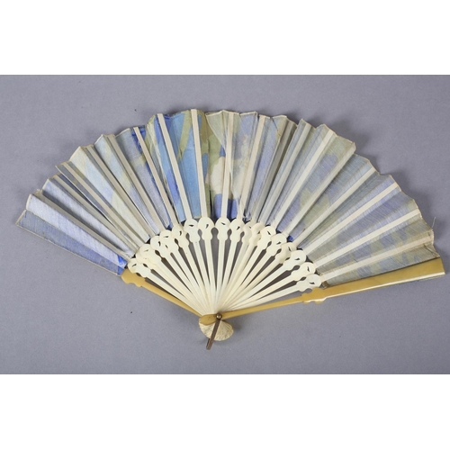 34 - A dainty early 20th century fan, the monture a combination of shaped bone gorge sticks and beige cel... 