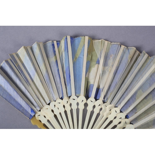 34 - A dainty early 20th century fan, the monture a combination of shaped bone gorge sticks and beige cel... 