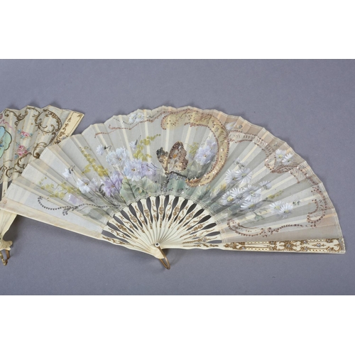 39B - An early 20th century summer fan, the cream gauze leaf painted with daisies and roses with yellow bl... 