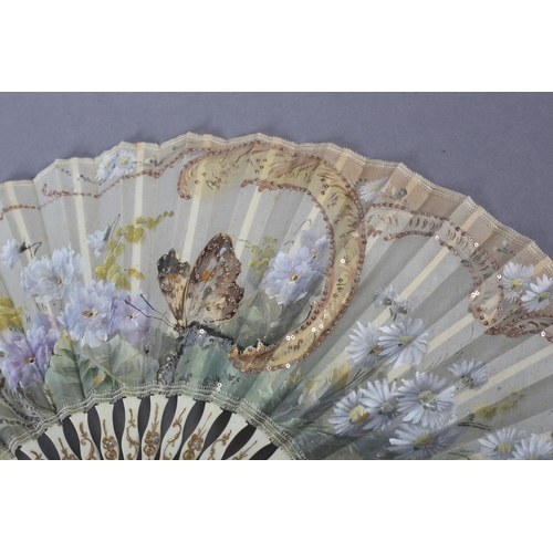 39B - An early 20th century summer fan, the cream gauze leaf painted with daisies and roses with yellow bl... 