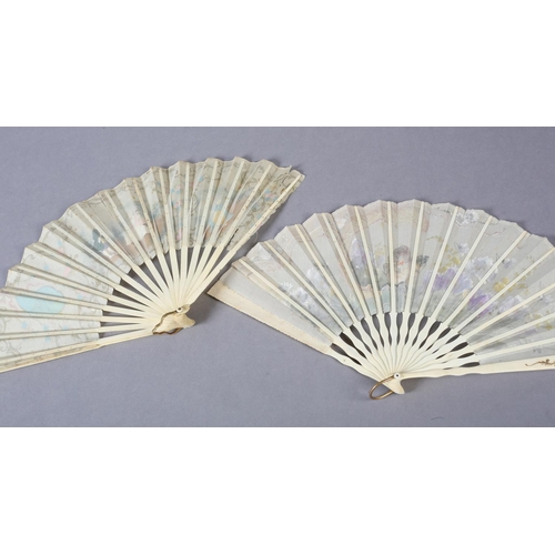 39B - An early 20th century summer fan, the cream gauze leaf painted with daisies and roses with yellow bl... 