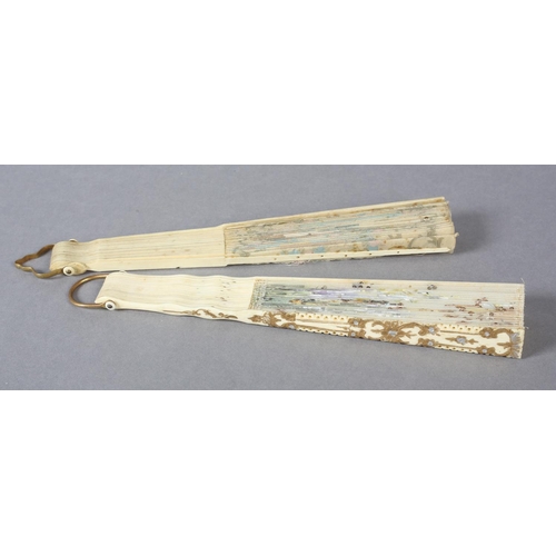 39B - An early 20th century summer fan, the cream gauze leaf painted with daisies and roses with yellow bl... 