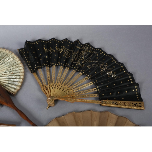 67 - A selection of 19th century fans to include a telescopic example, the monture of wood painted gold, ... 