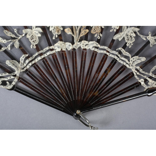 92 - A good Art Nouveau lace fan, the sticks and ribs of tortoiseshell, piqué, with barrel head, the guar... 