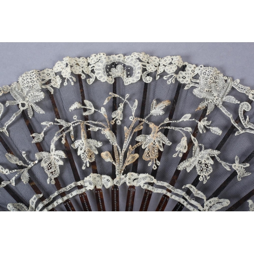 92 - A good Art Nouveau lace fan, the sticks and ribs of tortoiseshell, piqué, with barrel head, the guar... 