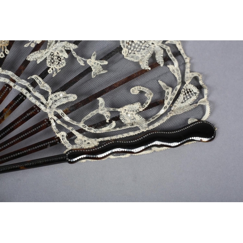 92 - A good Art Nouveau lace fan, the sticks and ribs of tortoiseshell, piqué, with barrel head, the guar... 