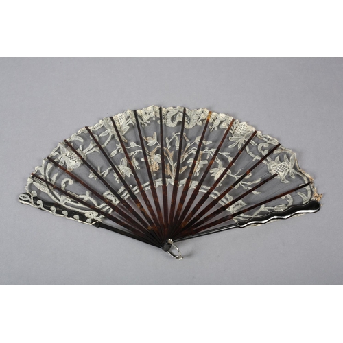 92 - A good Art Nouveau lace fan, the sticks and ribs of tortoiseshell, piqué, with barrel head, the guar... 