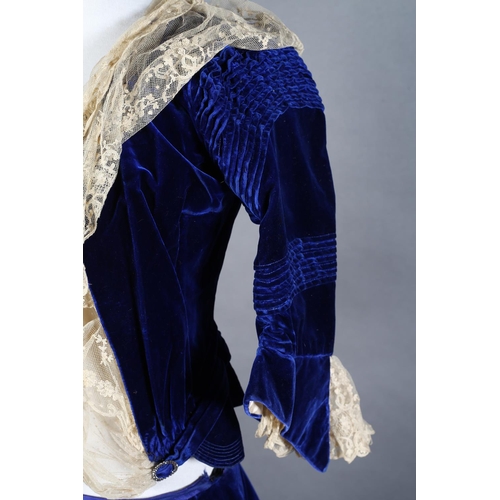 254 - An Edwardian Royal blue velvet ensemble comprising trained shirt and fitted, boned, bodice, the skir... 