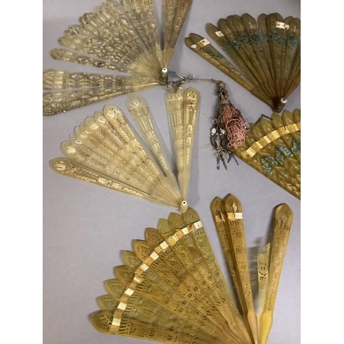 16 - Five early 19th century horn brisé fans, different shades, one clouté with steel and fitted with a v... 