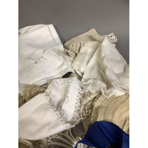 342 - A quantity of assorted late 19th century and early 20th century lace and ribbons, to include an Iris... 