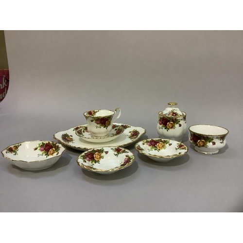 115 - Items of Royal Albert Old Country Roses including cup and saucer, cake plate, sugar bowl, oval dish,... 