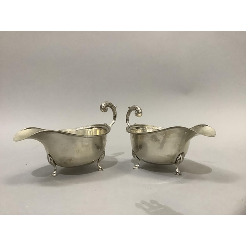 221 - A pair of silver sauce boats, George V, Birmingham 1933, total approximate weight 6.5oz