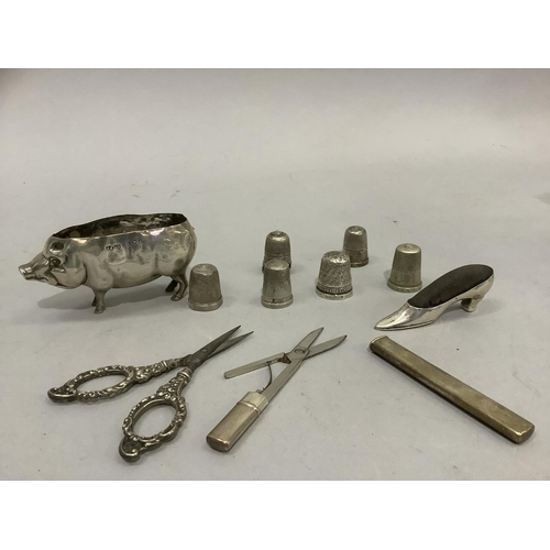 252 - Various silver sewing requisites, shoe pin cushion, pig pin cushion (no pad), thimbles, white metal ... 