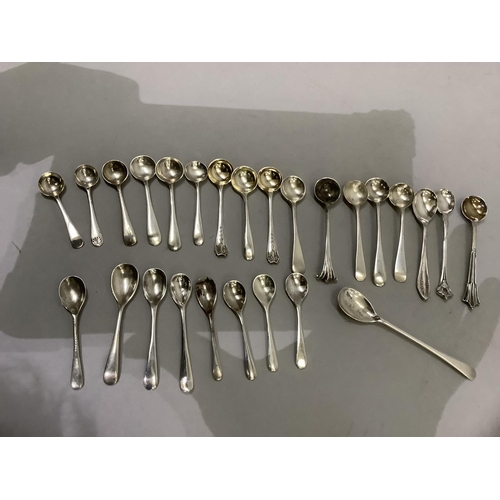 255 - A quantity of silver condiment spoons, various, total approximate weight 5oz