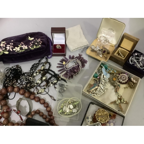 296 - A quantity of costume jewellery, mainly beads but also including brooches, bracelets, wristwatch etc... 