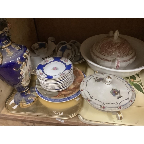 77 - Blue and white willow pattern meat plates, tea and breakfast ware, tureens, soup tureen, blue and fl... 