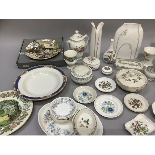 137 - A quantity of Wedgwood and Aynsley china, trinket dishes, boxes, vases, miniatures etc