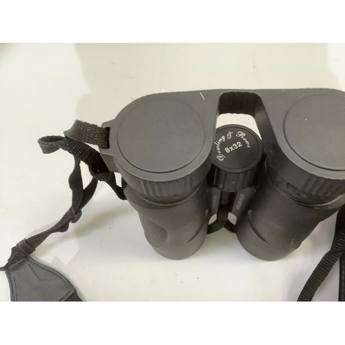 147 - A pair of Dowling and Rowe binoculars, 8 x 32