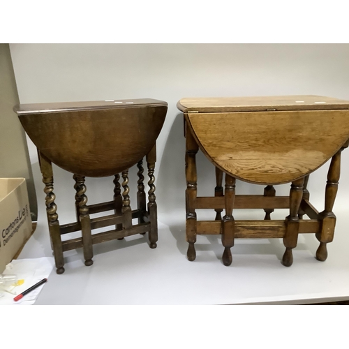 164 - A small oak oval drop leaf occasional table on turned framing together with an oak oval gateleg tabl... 