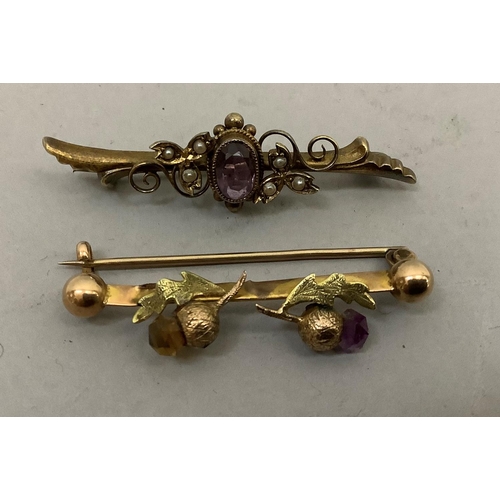 421 - A George V amethyst and seed pearl bar brooch in 15ct gold, the oval facetted stone collet set, flan... 