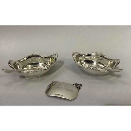 406 - A pair of Edward VII silver salts each with a silver spoon of oval outline with a beaded rim, hallma... 