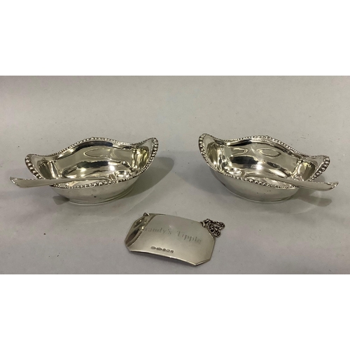 406 - A pair of Edward VII silver salts each with a silver spoon of oval outline with a beaded rim, hallma... 