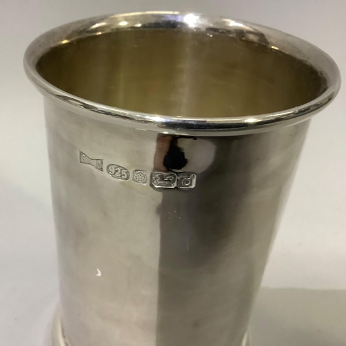 407 - A silver pen holder, plain sides, rolled top on a stepped circular foot, hallmarked Sheffield 2003, ... 