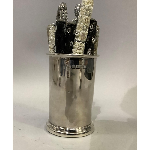 407 - A silver pen holder, plain sides, rolled top on a stepped circular foot, hallmarked Sheffield 2003, ... 