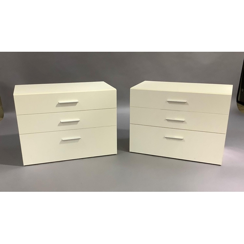 435 - A pair of cream three height chests of drawers with brushed steel bar handles, measuring 90cm wide x... 