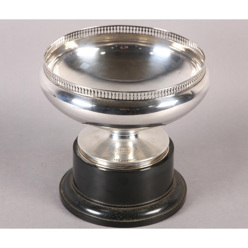 195 - A GEORGE V SILVER ROSE BOWL of plain form with pierced gallery and conforming pedestal foot, hallmar... 