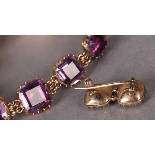 293 - A SUITE OF EARLY VICTORIAN AMETHYST BRACELET AND BROOCH in 15ct gold, each bracelet link with a sing... 